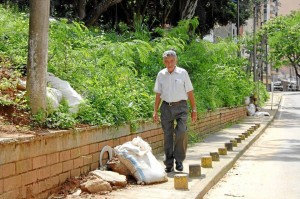 Las basuras obstaculizan el paso de peatones en el parque Los Sarrapios, más conocido como Puyana.