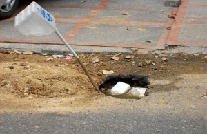 El hueco fue “remendado” con tierra pero el agua la está hun-diendo. Además algunas personas aprovecharon para botar ba-sura y otras hicieron una ‘provisional’ señal de peligro.