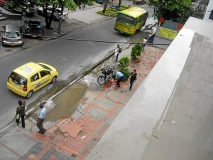 “El hundimiento en el andén se debe también a los riegos de agua por parte de algunos vecinos”, dice el denunciante.