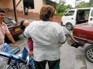 Todos los días doña Amanda y el conductor del carro tie-nen que subir y bajar a los niños para trasladarlos a sus terapias en centros médicos especializados.