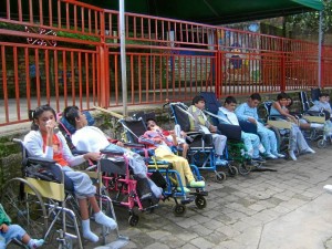 Aunque están en sus sillas de ruedas estos niños manifiestan su amor.