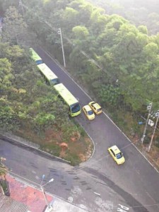 La foto fue enviada por un residente de Pan de Azúcar alto y muestra a los buses estacionados en la carera 50.