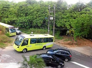 A veces se forman trancones en el cruce donde se estacionan los bu-ses.