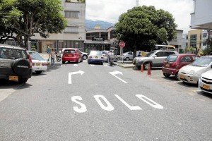 Con nueva señalización se intenta recordar a los conductores los nuevos sentidos de algunas vías del sector.