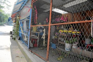 El cierre de la vía ha afectado también a los vendedores de flores, junto al cementerio Jardines La Colina