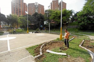 Al parque de Los Leones le adecúan algunas zonas para jardines.