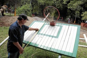  La cancha de baloncesto también recibe ‘una manito’.