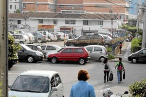 En la carrera 35 con calle 53 hay un parqueadero público.