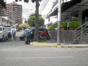 A este conductor no le importó dejar medio carro por fuera del andén exponiéndolo a golpes o un accidente. Y ni qué decir de la moto estacionada en plena esquina de la carrera 35 con calle 56.