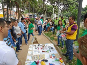 Con botellas, papel, vidrio y otros objetos se explicó la importancia de clasificar las basuras y así contribuir al reciclaje.