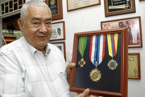 Pedro Silva tiene 75 años y aún trabaja en las serenatas con el trío Los  Zafiros. Aquí con una de las distinciones más especiales que ha recibido.