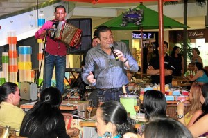 ‘El Curry’ cantándole a las secretarias en La Quinta.