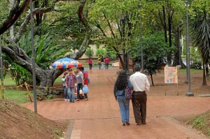 La mujer y su hija estaban en una banca del parque San Pío cuando llegó una uniformada a cuestionar su relación.