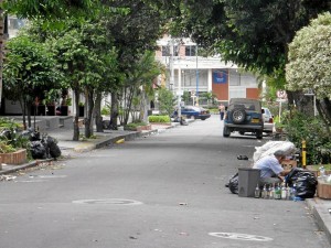 Los recicladores buscan el material que necesitan y el re-sto de basura queda regada en los andenes y en la vía.