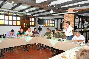 Voceros de los motociclistas agrupados en Curmotos, autorida-des de Policía y Dirección de Tránsito de Bucaramanga presen-taron a los medios de comunicación algunos de los acuerdos lo-grados con los motociclistas.