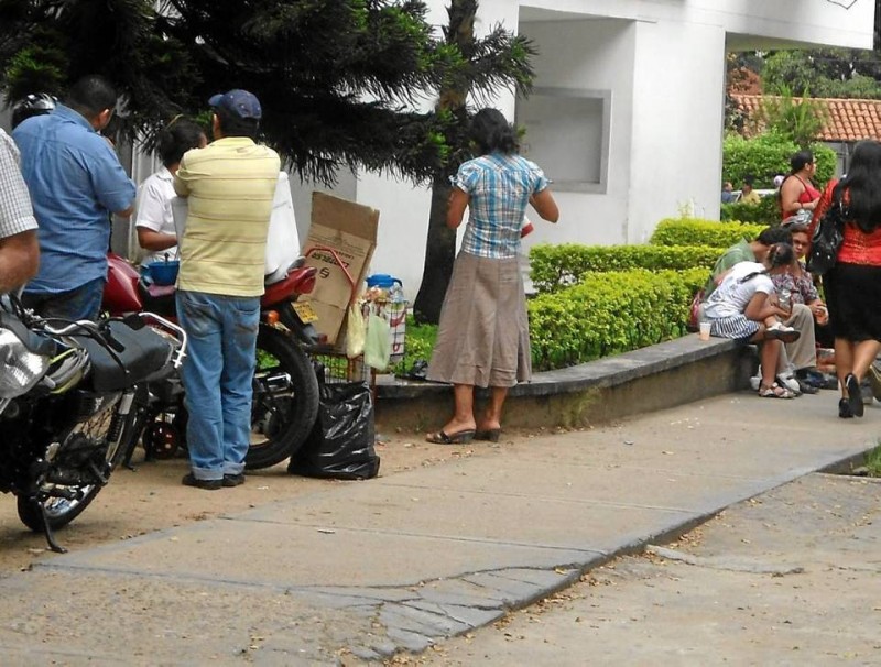 Muchos vendedores tie-nen su ‘chaza’ y clientela fija, como en este caso de la calle 48 entre carreras 33 y 34.