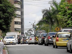 Los residentes de este sector de la carrera 38 se quejan por la falta de zonas prio-ritarias para peatones.