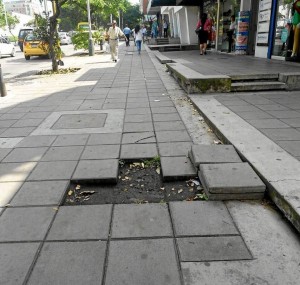 Antes de llegar a la calle 51 se encuentra el caso más grave, estas baldosas levanta-das que llevan más de tres meses esperando su reparación.