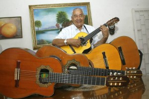 Don Pedro, amante de las guitarras.