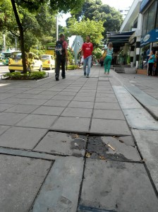 Estas lozas presentan un desnivel. Foto tomada frente al Centro Comercial Cosmo-centro, entre calles 51 y 52.