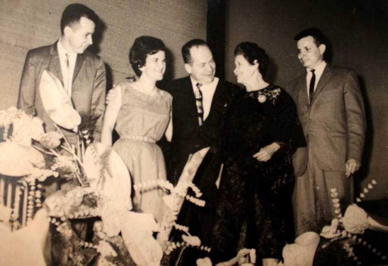 El 23 de mayo de 1963, durante la ceremonia de inauguración de El Teatro Analucía. De izquierda a derecha: Hernando Díaz, Helga Behr,Saúl Díaz, fundador de El Teatro Analucía, hoy El Teatro Corfescu; Analucía de Díaz y Cristian Díaz.