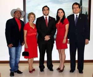 Ramiro Pilonieta, Carmen Flor Guerrero, David Quintana, Cónsul de Venezuela en Bucaramanga, Carolina García y Carlos Mauricio Serrano. - Mauricio Betancourt /GENTE DE CABECERA