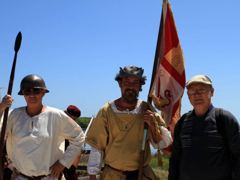 Los asistentes a la fiesta como don Juan posan junto a personas que lucen atuendos de la época del descubrimiento de La Florida.