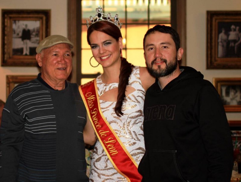 Don Juan y su hijo junto a la Miss Ponce de León.