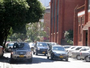 El domingo es el día más congestionado en esta calle, por lo tanto las bahías siempre están llenas. - Jaime Del Río Quiroga /  GENTE DE CABECERA