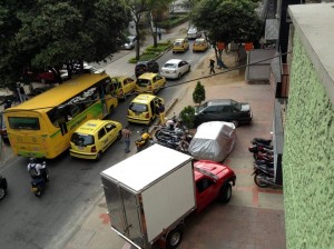 Esta invasión de andenes ocurre en la calle 48 entre carreras 27 y 27A. - Suministrada M. Meneses S. /GENTE DE CABECERA