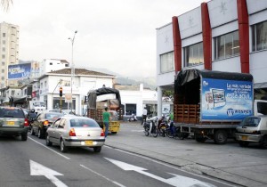 El lector reclama el espacio para el peatón y la libre circulación de vehículos en la carrera 27. - Archivo / GENTE DE CABECERA