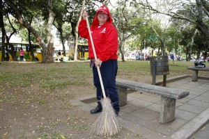 Gladys Ardila se encarga de limpiar el parque de la carrera 33, frente a Coomeva, sin embargo una siembra de prado y algunas flores embellecerían más el lugar. - Archivo / GENTE DE CABECERA