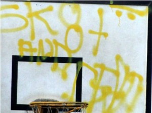 En un tablero de baloncesto del parque San Pío figura este grafiti