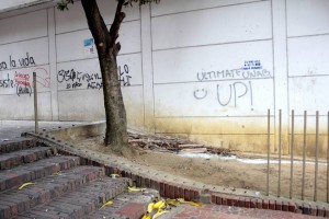 Así se ven las paredes del pasaje de los cinemas, junto al Éxito de Cabecera