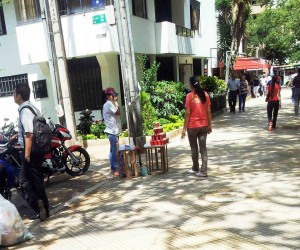 Con esta fotografía una lectora quiso denunciar el retorno de una venta de frutas y jugos en la calle 46 frente al parque San Pío. - Suministrada /GENTE DE CABECERA