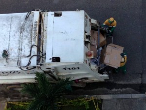 En las imágenes se puede ver a los operarios de la empresa de aseo depositando los cartones en los compactadores de basura. Esto ocurrió en La Floresta. - Fotos:  Suministradas / GENTE DE CABECERA