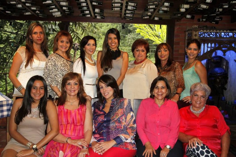 Juliana Andrea Arango, Martha Gutiérrez, Silvia Juliana Díaz, Carmenza Cornejo, Trina Díaz, Claudia Gutiérrez, Lucía Cristina Díaz, Laura Schneider, Jimena Suárez, Azucena de Vanegas, Elvira de León y Natalia Suárez. - Nelson Díaz / GENTE DE CABECERA