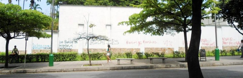 Uno de los establecimientos más afectados fue el Club Unión, cuya pared de la carrera 33 quedó llena de grafitis. La Gorda de Botero (a la derecha) tampoco se salvó