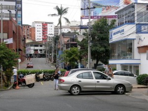 En este punto de la carrera 32 con calle 36 constantemente hay carros estacionados. - Jaime Del Río /GENTE DE CABECERA