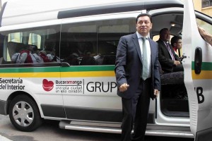 El alcalde de Bucaramanga, Luis Francisco Bohórquez y el secretario de gobierno, René Garzón, hicieron la presentación del grupo de atención a la ciudadanía que utilizará un vehículo debidamente marcado. - Mauricio Betancur / GENTE DE CABECERA