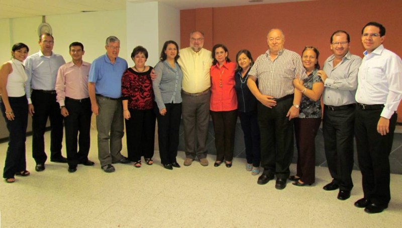 Una de las múltiples despedidas que tuvo en Bucaramanga por parte de sus amigos fue en el colegio San Pedro Claver, con quienes tuvo cercanía constantemente. En la foto: Carolina Carvajal, Alexander Aguirre, Néstor Rodríguez, Padre José Luis García, Sandra Arenas, Carmenza Santana, Padre José Gabriel, Luz Alcira Navarro, Esperanza Martínez, Padre Eduardo Uribe, Elsa Arias, Wilson Serrano y Juan Carlos Amarillo