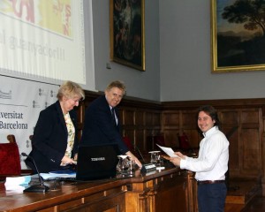 Durante la entrega del reconocimiento con las directivas de la universidad