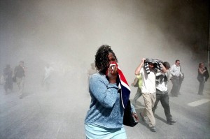 El gentío corriendo se perdía entre la nube espesa de ceniza, humo y escombros.