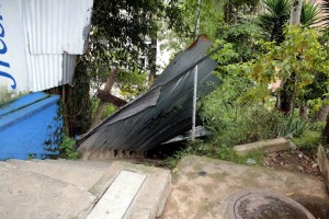 Aunque las escaleras son amplias y tienen dos senderos, uno de estos se vio afectado por la caída de las tejas que encierran el lote de la calle 42 con 39. - Javier Gutiérrez /GENTE DE CABECERA