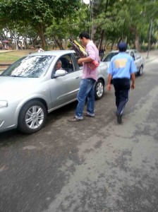 El ciudadano que hizo la denuncia envió esta foto de la persona que vende las plumillas’. - Suministrada /GENTE DE CABECERA