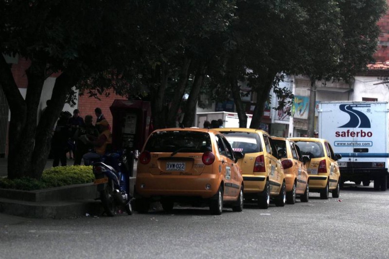 En la calle 41, bajando por la carrera 33, también se ubican taxistas a esperar su servicio.