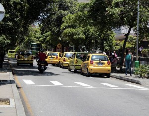 Este sitio de la carrera 33 con calle 51 es uno de los más críticos por el estacionamiento de taxis