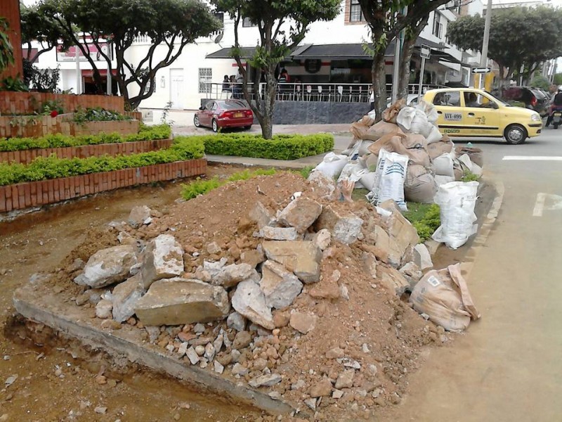 Los costales regados en el andén, además de dar una mala imagen a la zona, no permiten el paso de los peatones.