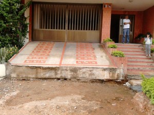 La entrada a los parqueaderos y a los peatones quedó obstaculizada con las obras.