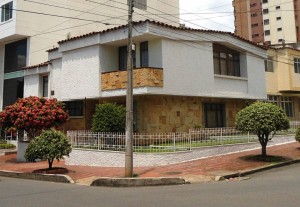 Esta casa, con sus amplios jardines, andenes y por su diseño es una de las más llamativas del sector.